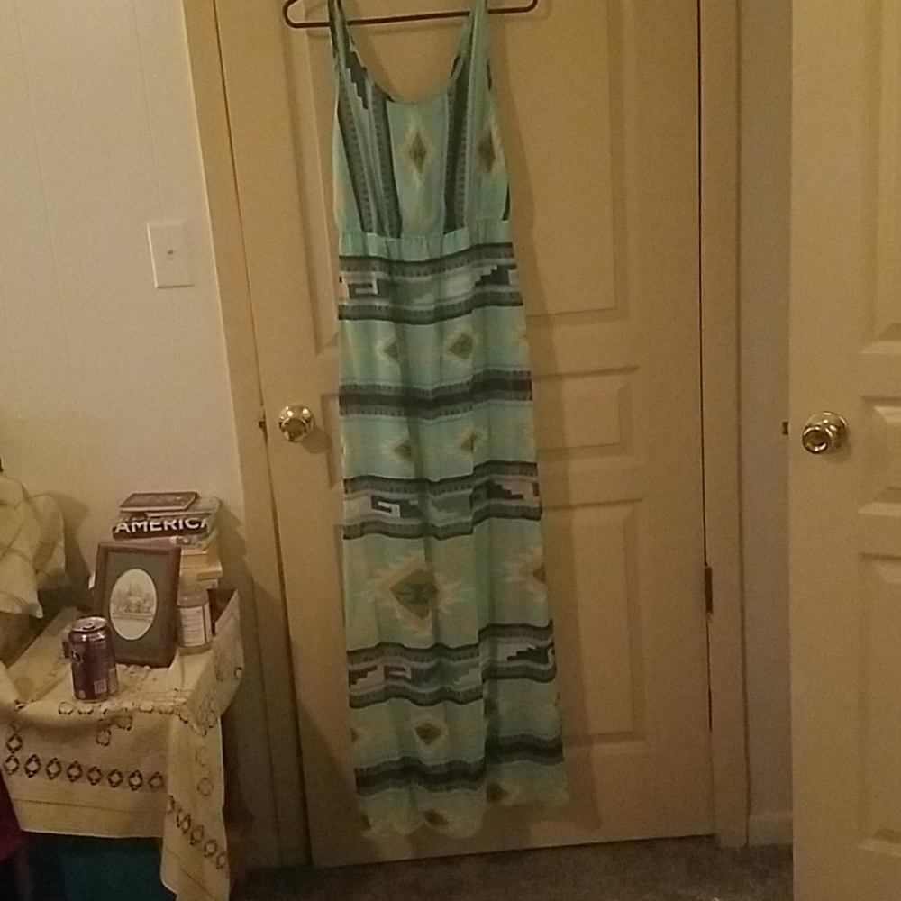 💜 3/$15 Tribal print Maxi dress